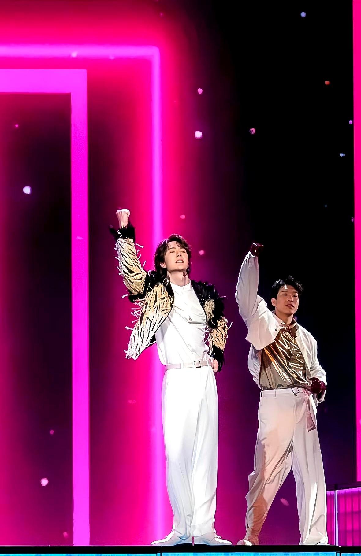 这件黑金羽毛夹克，巴黎高定周发布才十几天，就被他穿上了春晚。全球首穿。