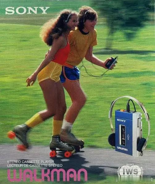 1979年，索尼TPS-12随身听广告。1979年7月，索尼推出了其首款磁带随身