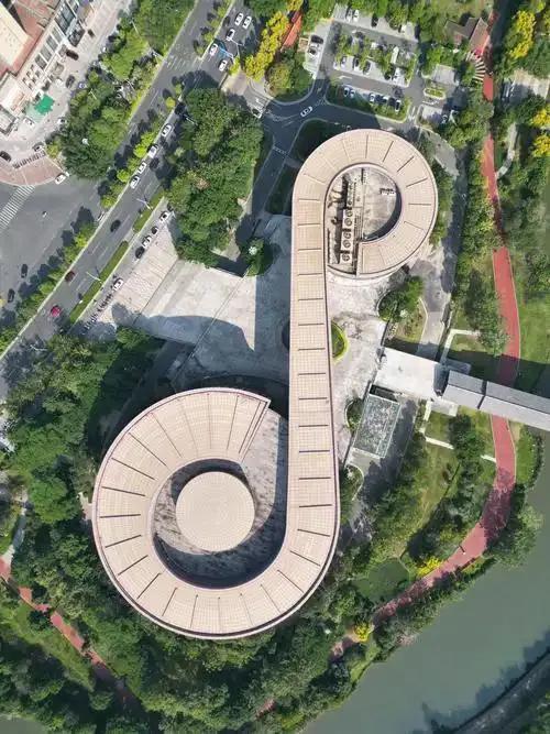 都在晒莆田马拉松参赛包，确实太豪华了，血赚啊！100多的报名费，一双699的跑