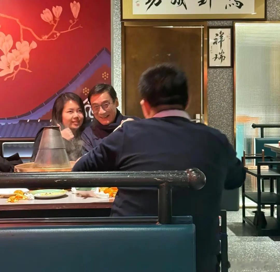 68岁梁家辉在北京一家餐馆吃火锅，他看起来苍老了好多，身材很瘦，脸型好奇怪，面容