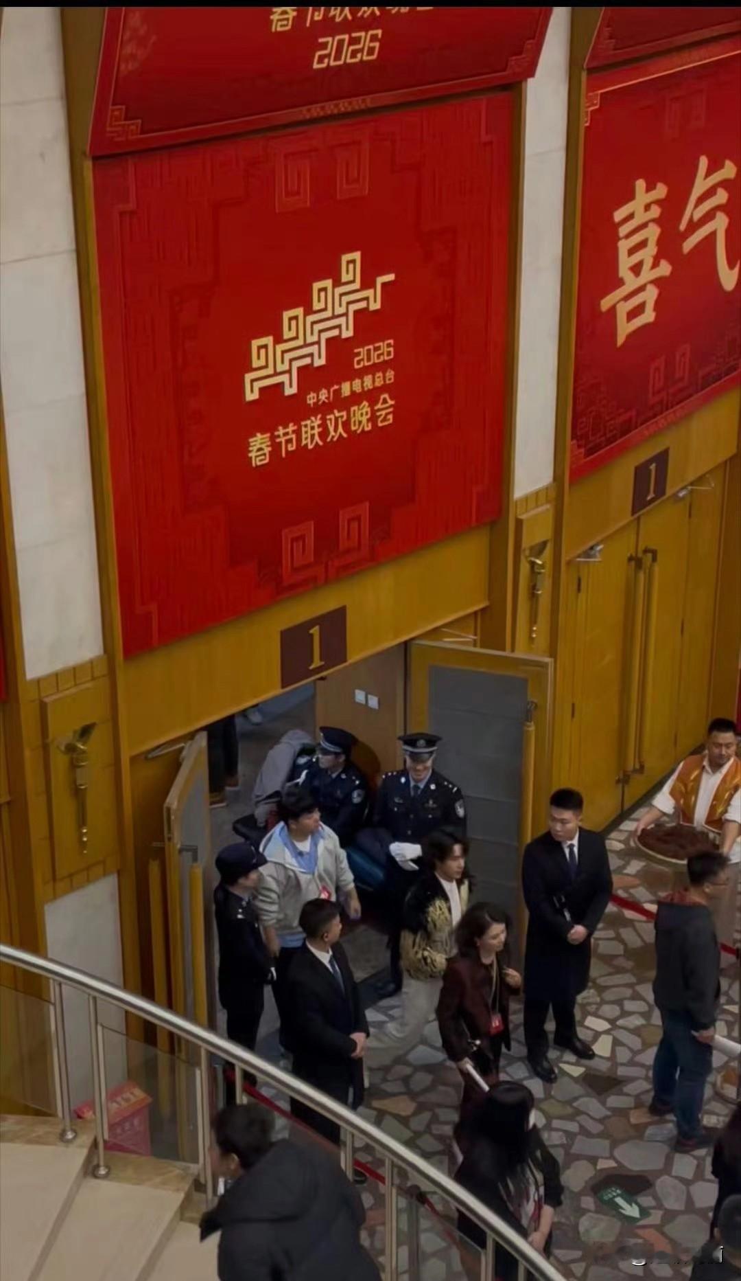王一博闪现春晚，终于等到你[墨镜]