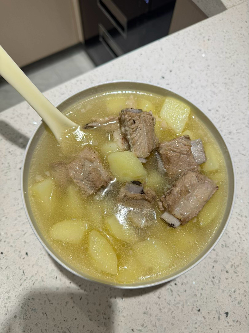 土豆排骨汤还有我外婆寄给我妈妈我妈妈寄给我的萝卜干特别好吃这个萝卜干