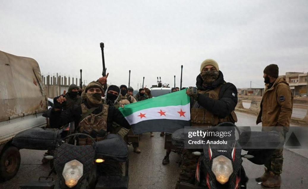 叙利亚的天彻底变了！就在所有人都以为库尔德武装要完蛋的时候，一支神秘的大军突然杀