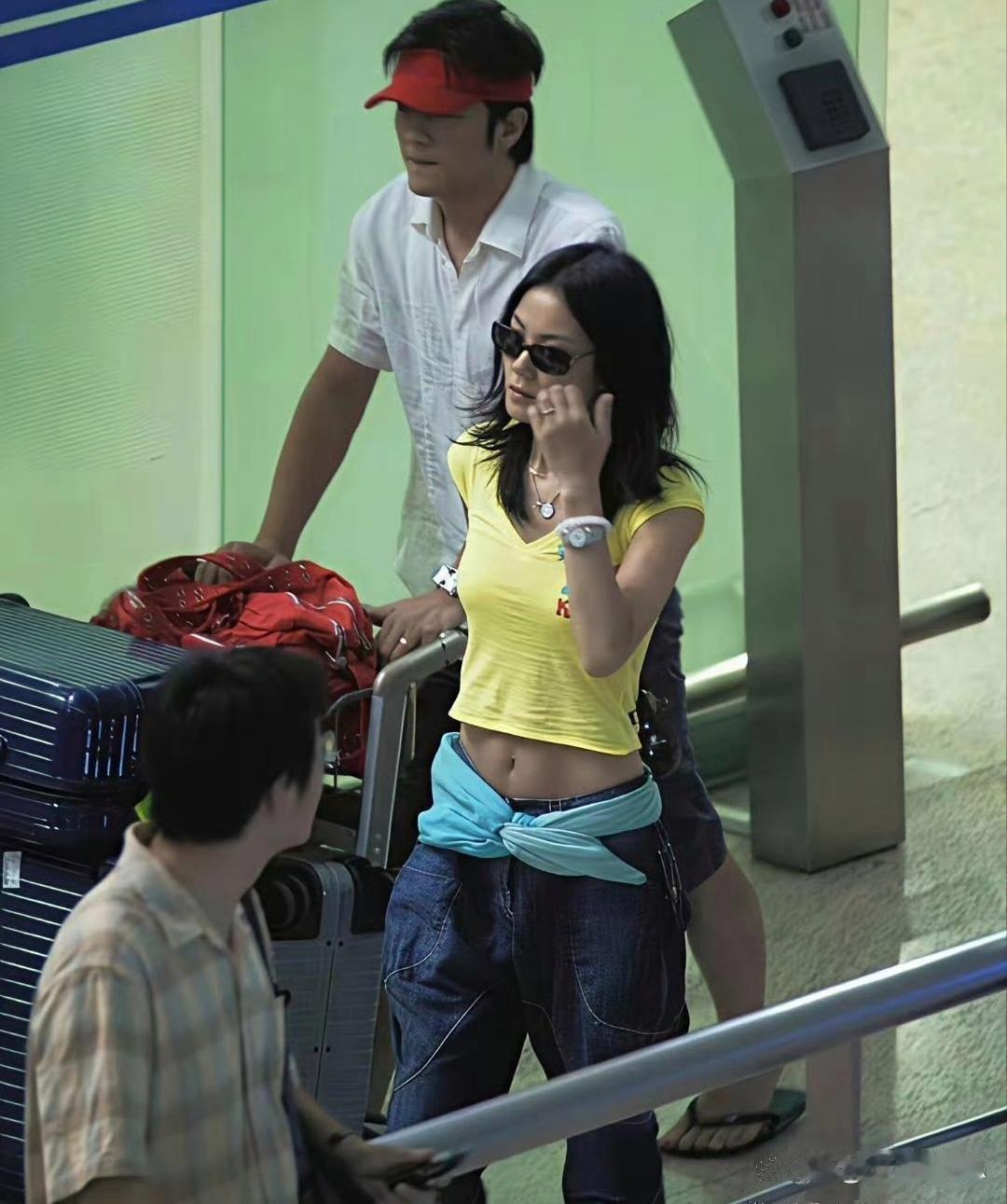 2005年，王菲和李亚鹏刚结束蜜月旅行，在机场被拍到。看看当时他俩，真是让人羡慕！王菲这身材，真的绝