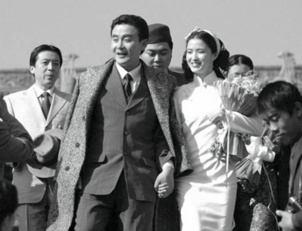 1945年，被关押6年的赵丹出狱，他满心欢喜的找到妻子后，却发现妻子挺着大肚子，