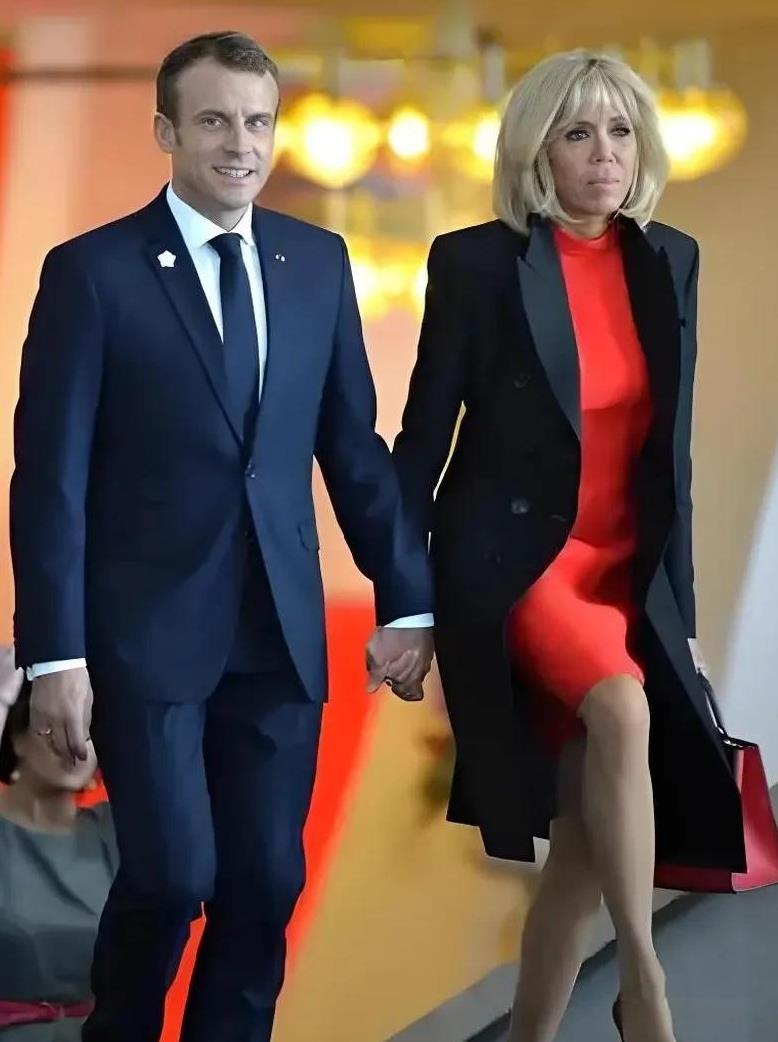 难道是在飞机上被老婆打了一巴掌之后，真的给他打蒙了吗？法国总统马克龙在新加坡“