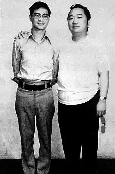 1985年，古龙下葬时，兄弟林清玄花30万元，一共买了48瓶XO酒陪葬。然而倪匡