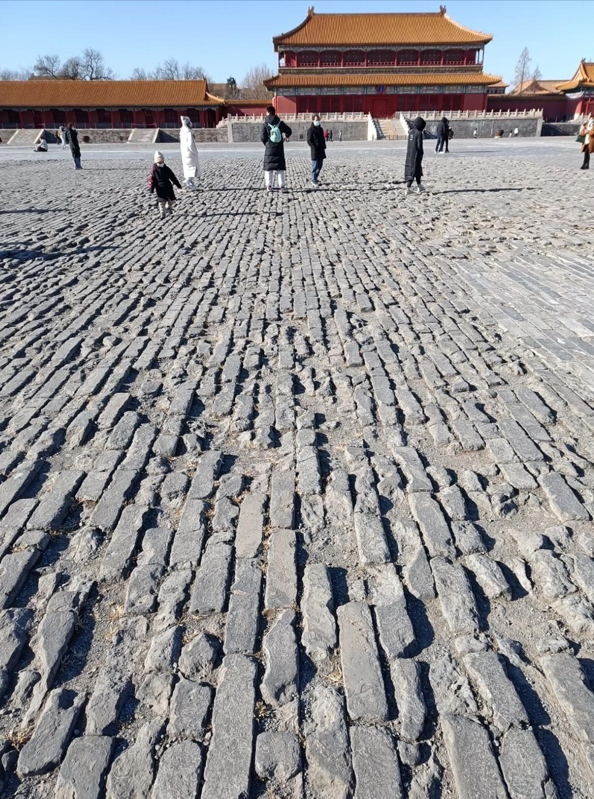 🌞去故宫游玩发现里头的地面砖已经凹凸不平，为什么不修一修？不是故宫“懒得修
