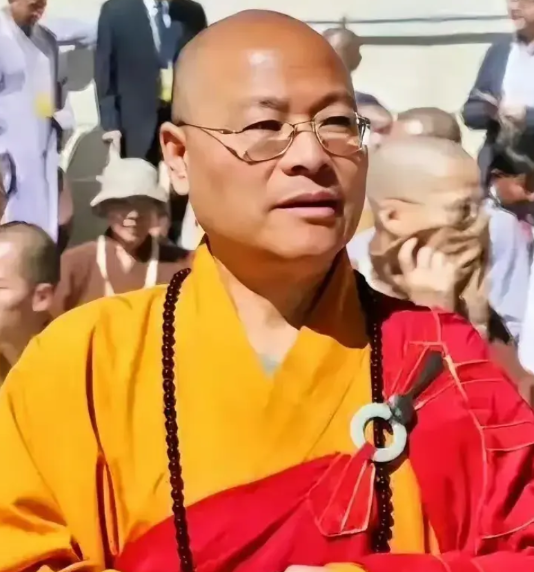 灵隐寺又被推到风口浪尖了。方丈释光泉身世被扒，好家伙，比释永信还劲爆。这灵隐寺一