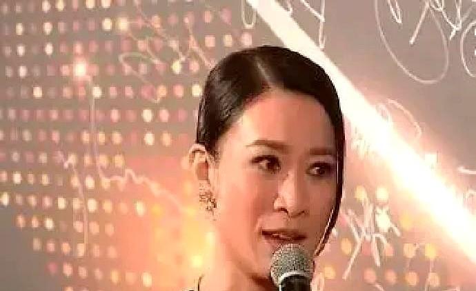 他轻轻推她那一下，整个TVB等了十五年。不是扶住她肩膀，是接住了整个黄金时代的