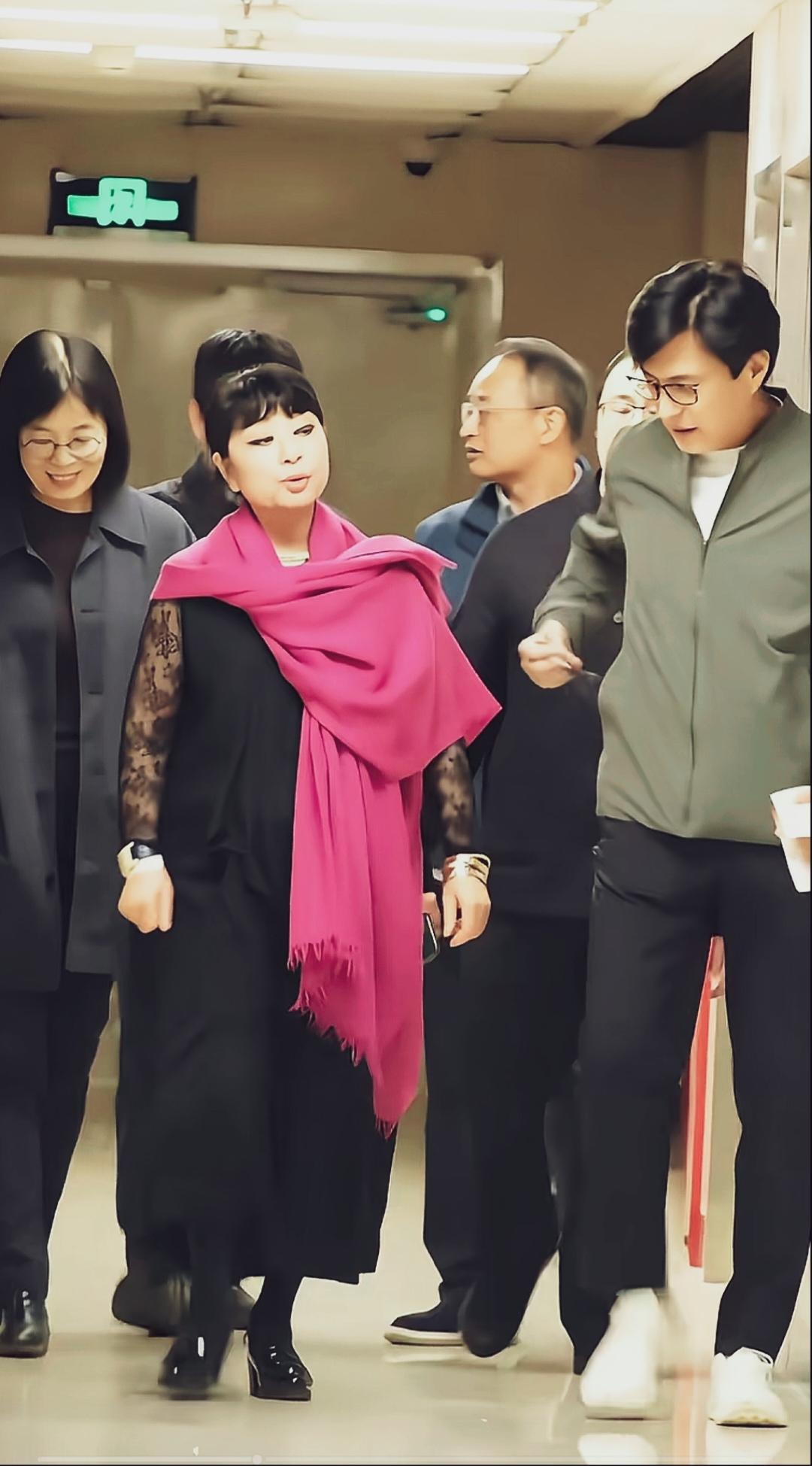 带红围巾的是谁呀，靳东在她面前都毕恭毕敬的。