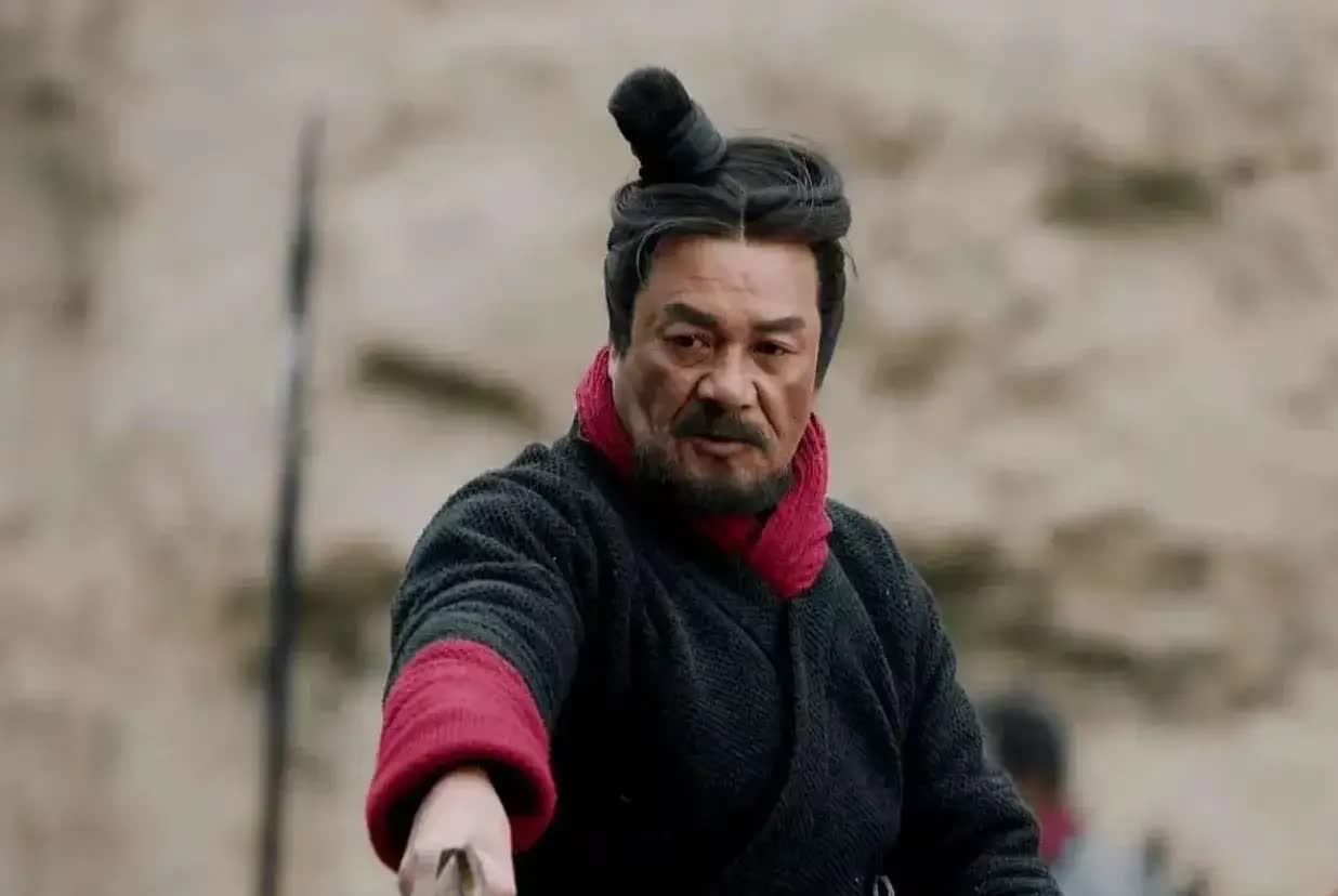 话说王翦这老将军，打仗猛，玩心眼儿也有一套。灭楚前，秦王派小妹华阳公主送行，