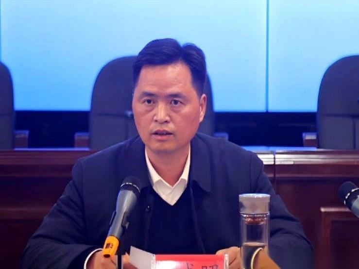 51岁，本该是冲刺山顶的年纪。结果他直接从半山腰，掉下来了。贵州那个潘成昭，