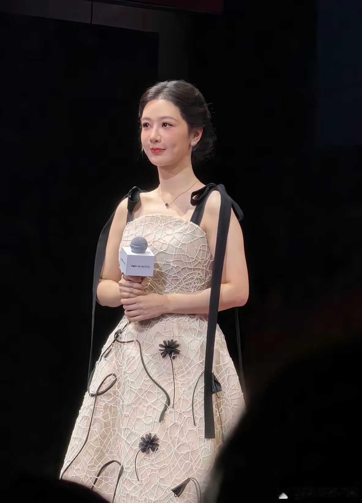 杨紫她根本不是胖瘦的问题这个体重怎么也不可能胖，就完全是不做肌肉训练，全是脂肪软