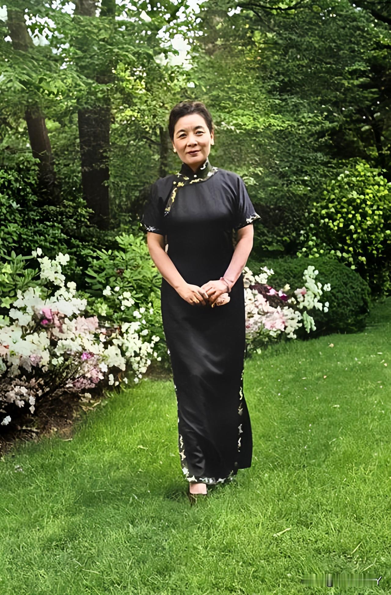 上世纪六十年代，在台北士林官邸的宋美龄。这可不是演戏，也并非影视剧里的演员饰演，