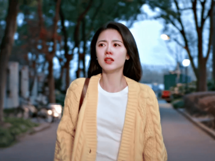 赵今麦哭戏破碎感赵今麦的哭戏真的从小灵到大，这段摔下楼还被骂的戏份，眼睛瞬间红