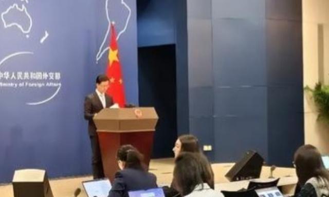 离了个大谱！向来以稳重、克制著称的中国外交部，这次居然直接“掀了桌子”。发言人郭