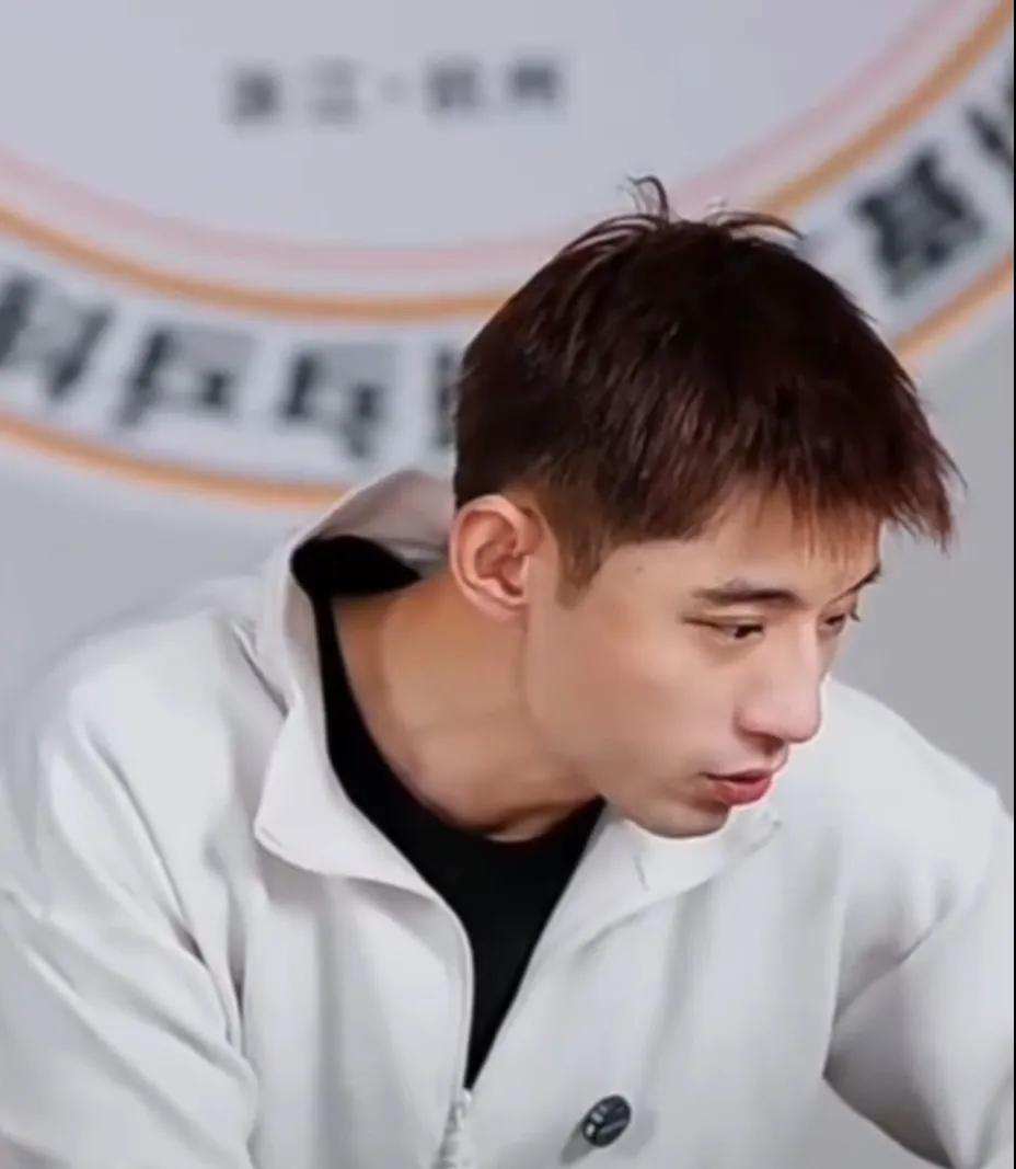 张继科直播中坦言，我现在太舒服了，太自由了。可能活了三十多年最舒服最自由最快乐的时候就是这两年。太快