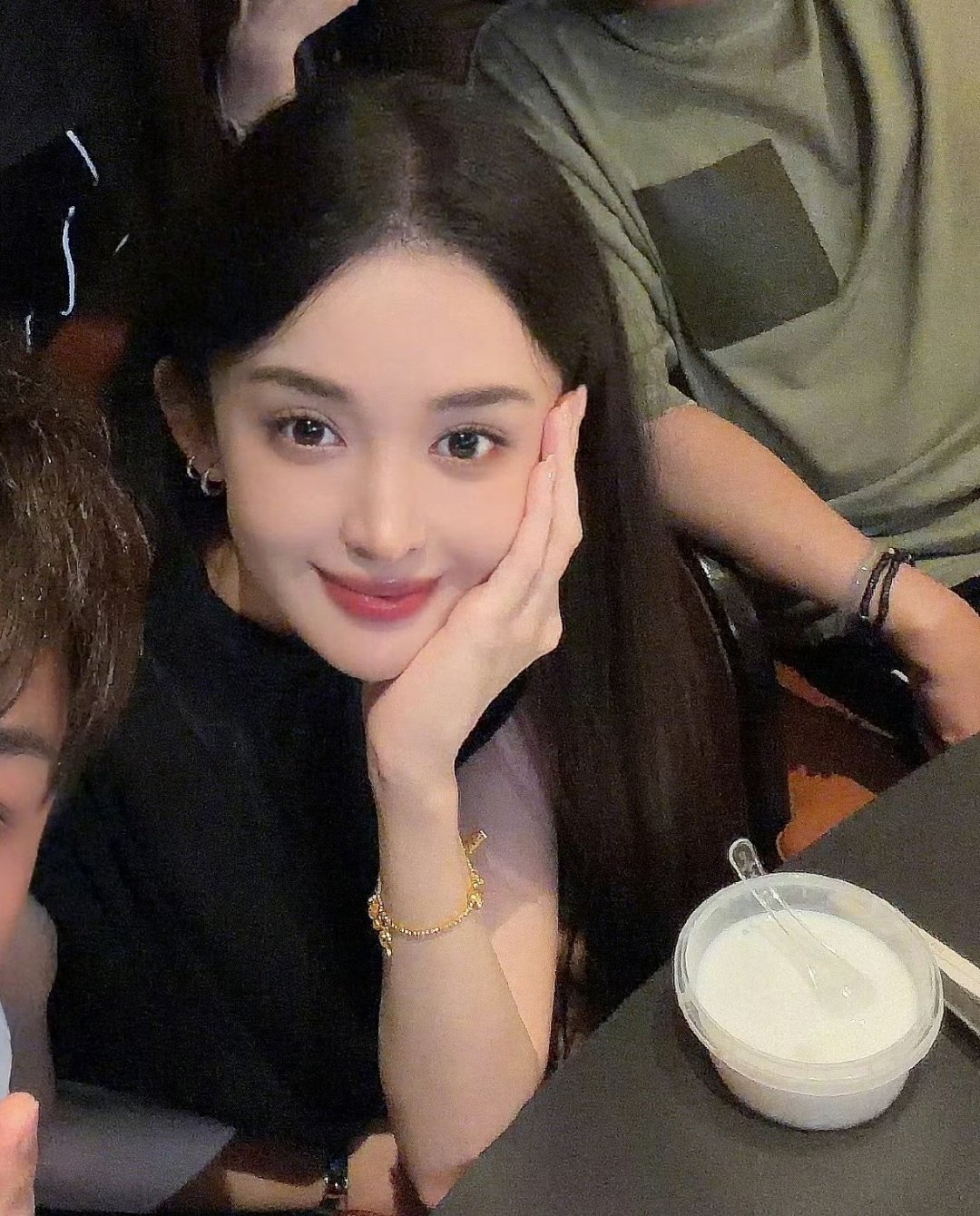 谁敢认这是娜扎标准化美颜算法正在弱化大众对多元美感的感知。镜头下的古力娜扎，无论