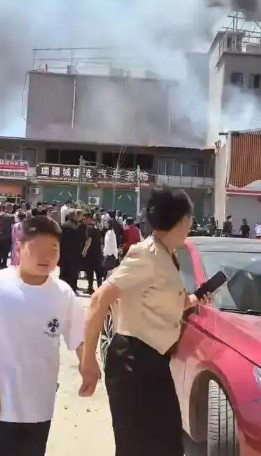 生了四个女儿，曾经被全村人看不起。村口的老槐树底下，总有人对着我妈的肚子指指点点