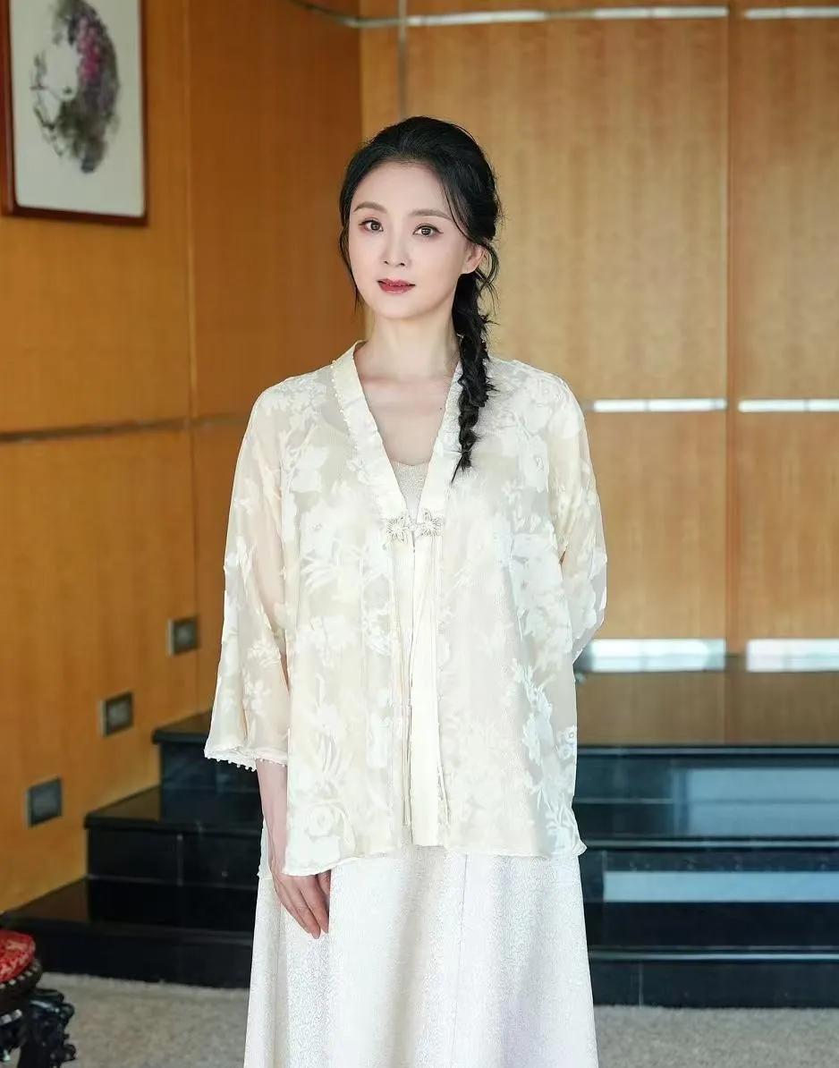 王艳新造型太绝了！新中式穿搭优雅显贵✨王艳这组新中式造型美到我了！🌿一