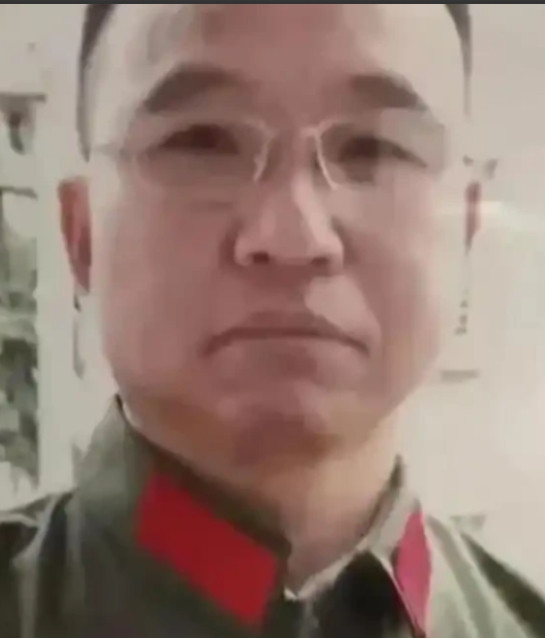 1984年，战士李陶雄中弹牺牲，送葬途中遗体竟两次从车上跌落，护士郑英察觉异样，