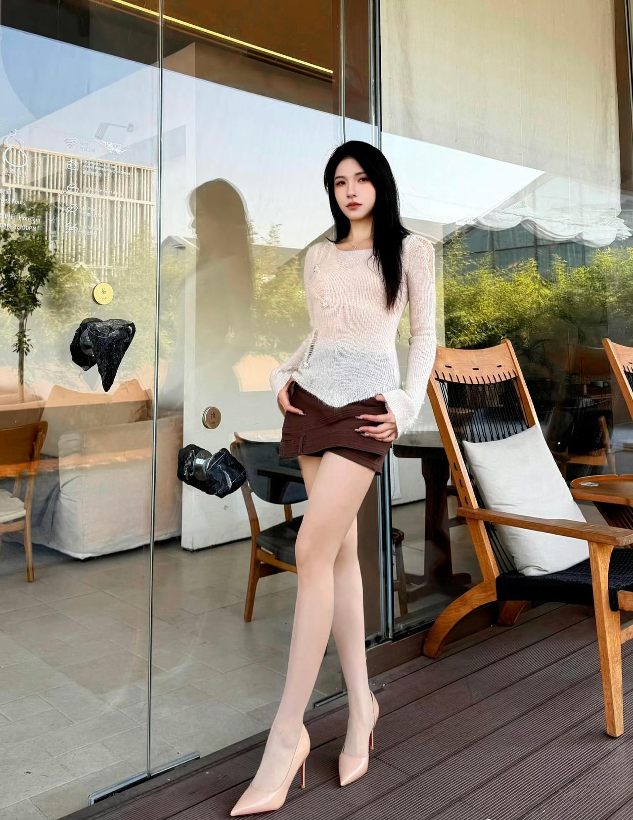 这套是温柔轻熟松弛风，核心是渐变针织+棕调短裙的搭配：渐变针织自带温柔松弛感，短