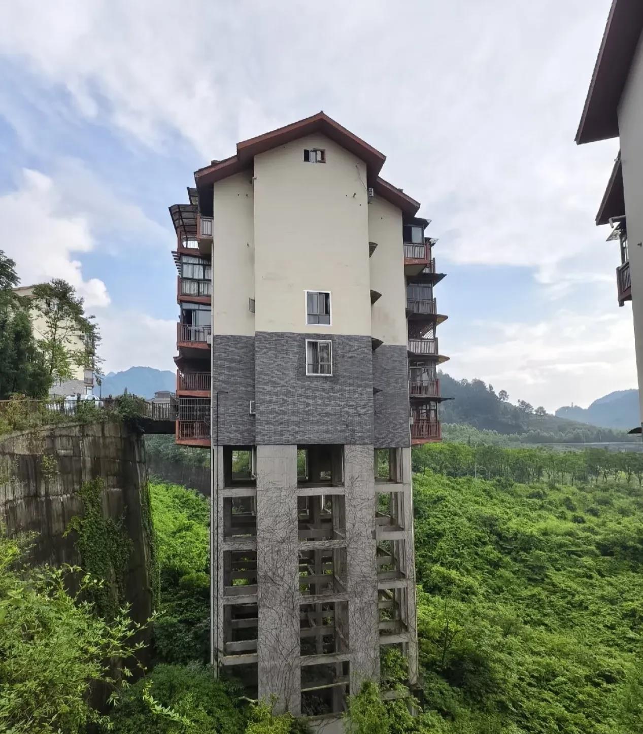 奇异的建筑！感觉下面好浪费啊，靠右边搞一个咖啡店生意应该很好