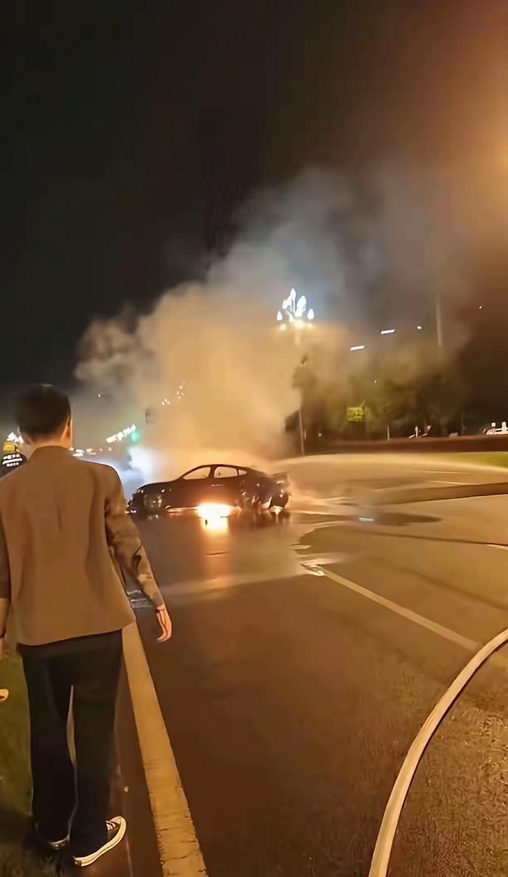 成都发生的交通事故导致司机未能救出最新通报结果出来了凌晨三点多一辆私家