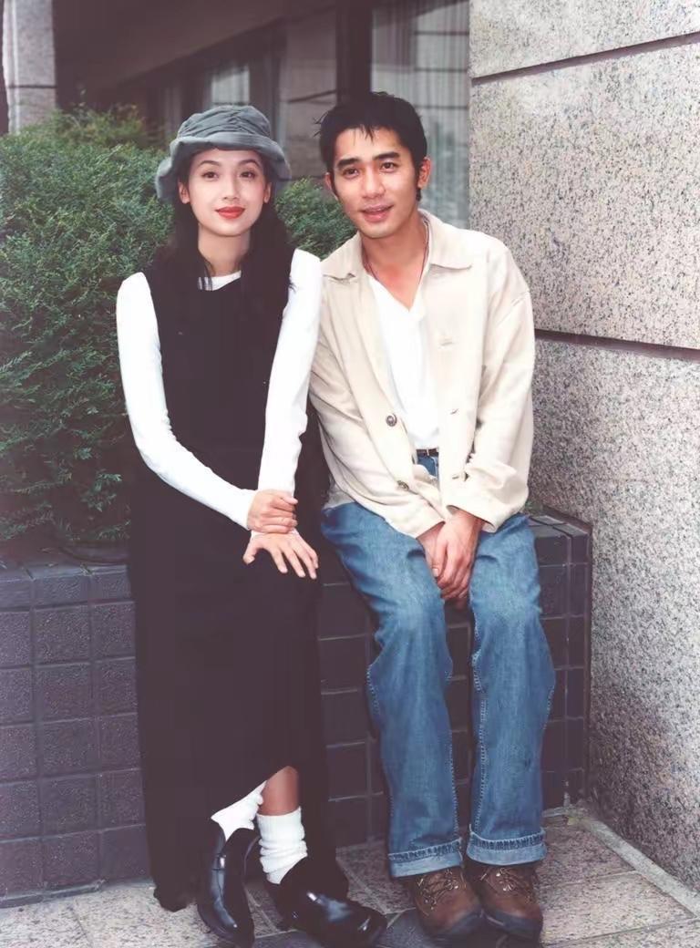 梁朝伟年轻时的神仙颜值！旁边的女士身份你能猜到吗？