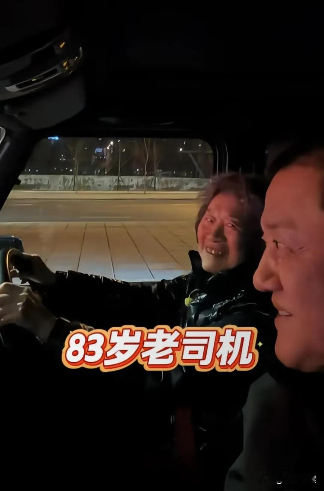 李亚鹏好幸福啊，五十多了还有妈妈疼。[呲牙笑]他回家过年，因为高兴，和街坊聚了一