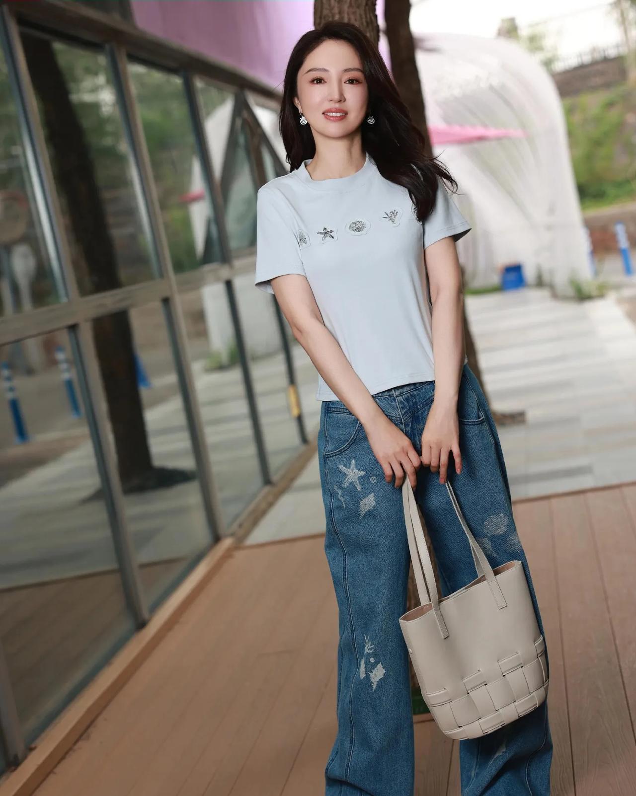 学董璇穿蓝T，秒变夏日氧气美女！董璇这套夏日造型，值得所有姐妹抄作业📝