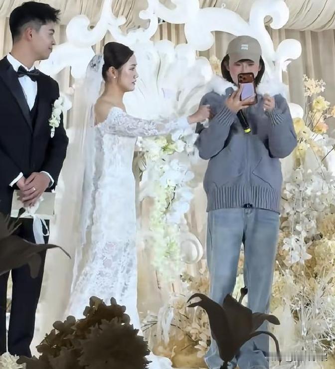 吴艳妮，泪洒现场！昨日，是吴艳妮姐姐大婚的日子，吴艳妮再忙也要飞回成都参加姐