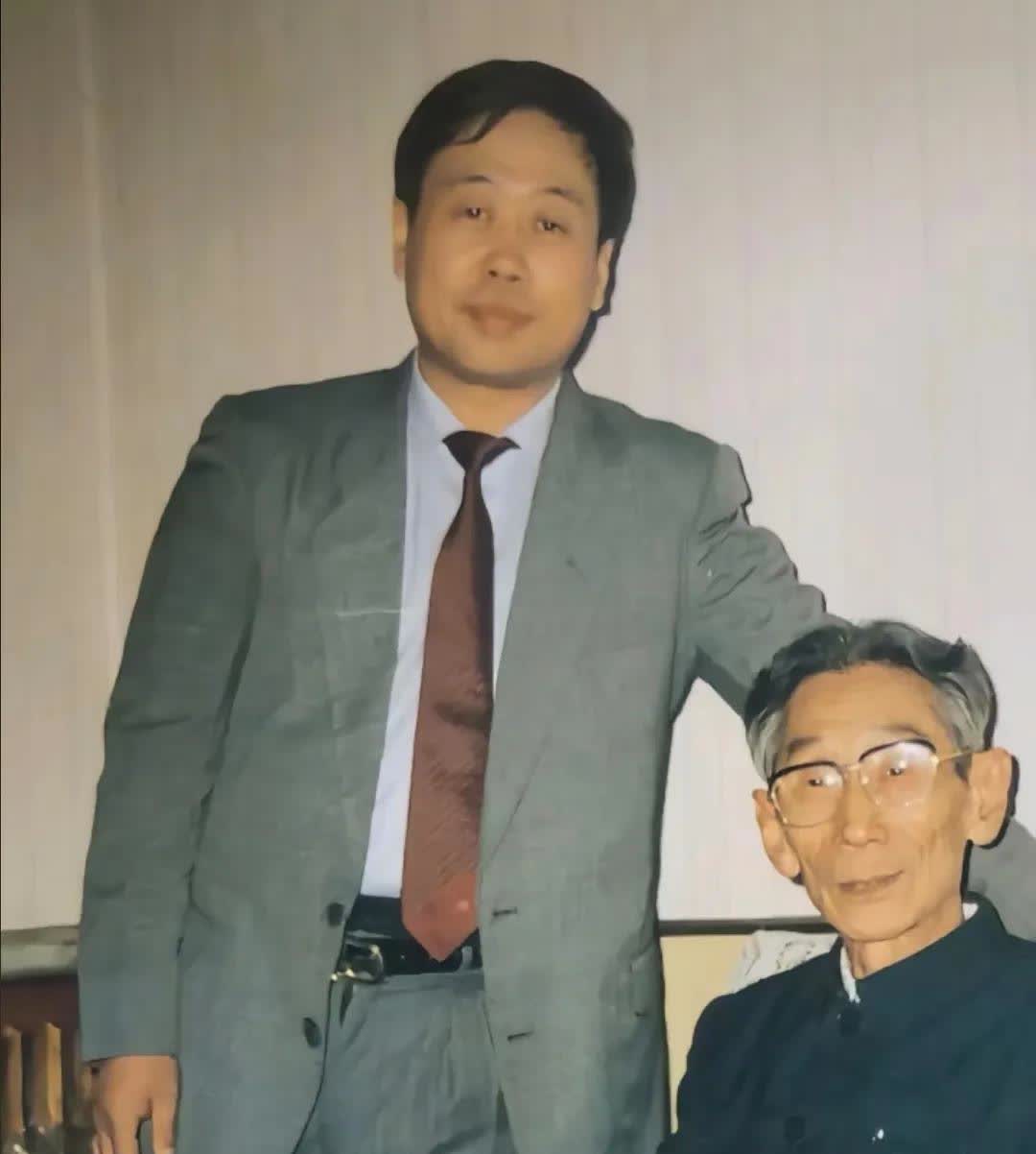一张李建华和马三立的合影，李建华是属于非常出色的相声捧哏名家，要是按照辈分来说马