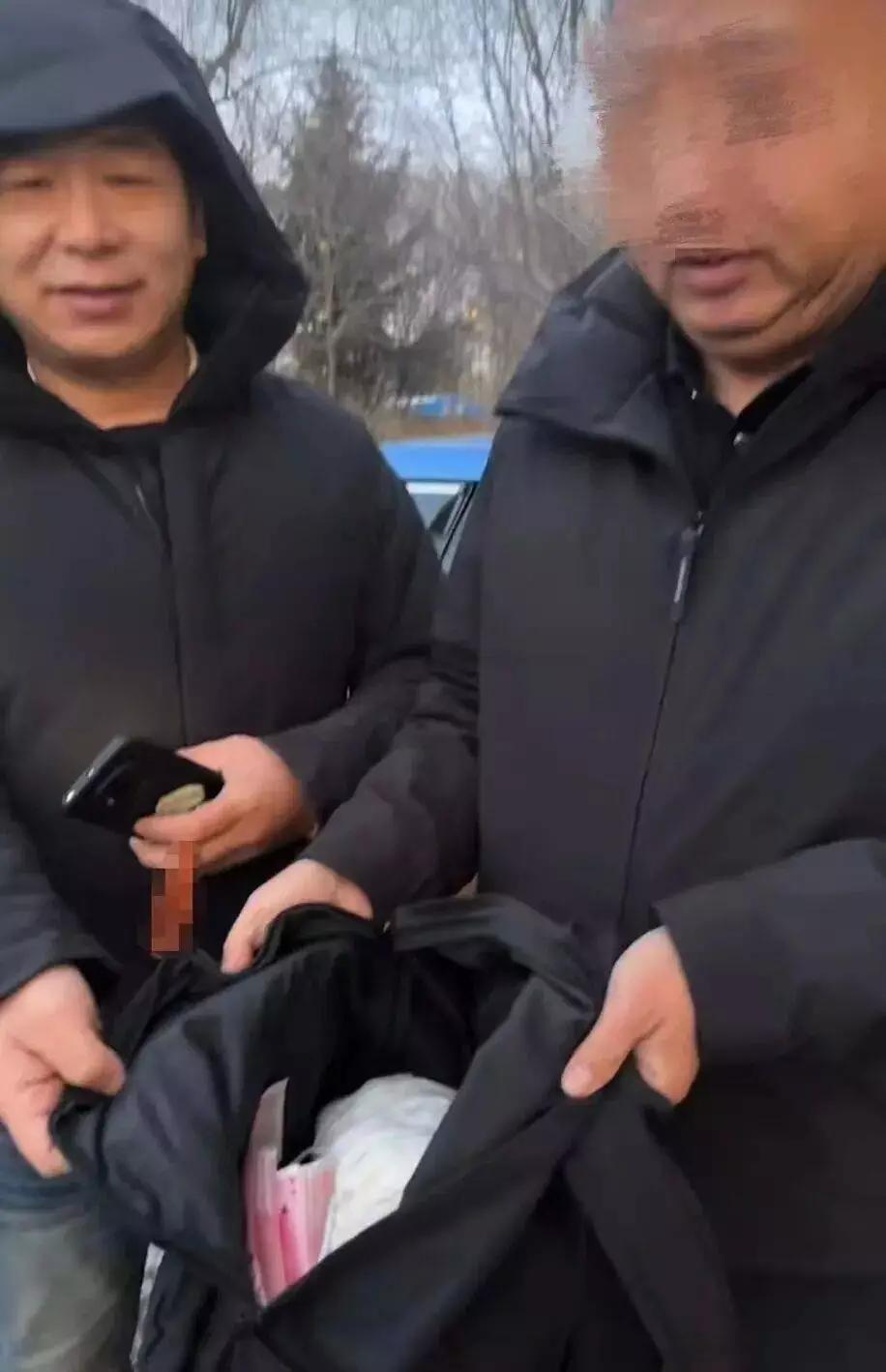 哈尔滨“的哥”好样的！乘客7.5万元现金完璧归赵，这波操作暖透全网“师傅，