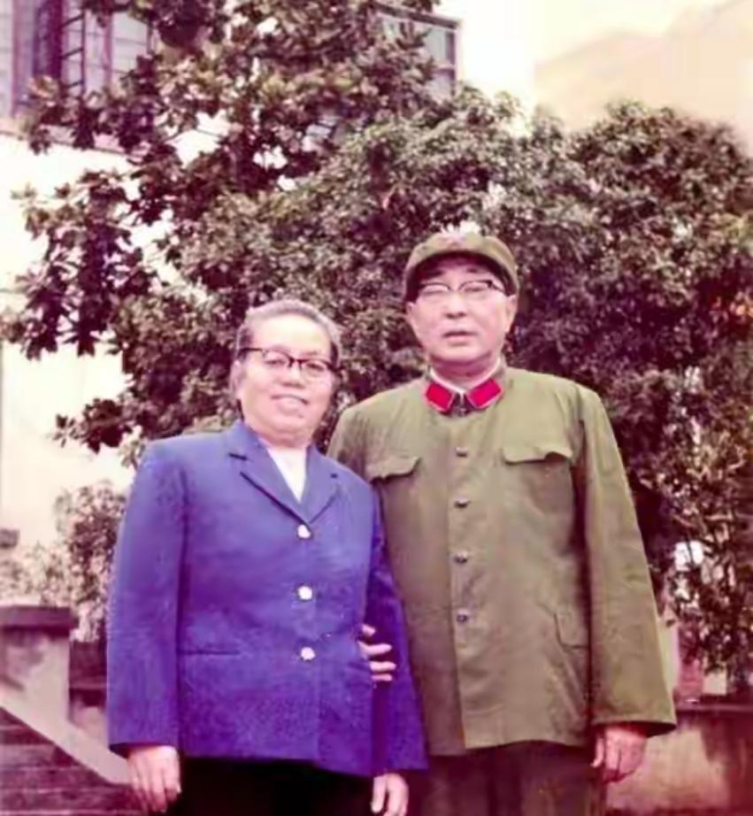 晚年时期的，原武汉军区第一政委李成芳将军与夫人刘迪在武汉时的照片。
