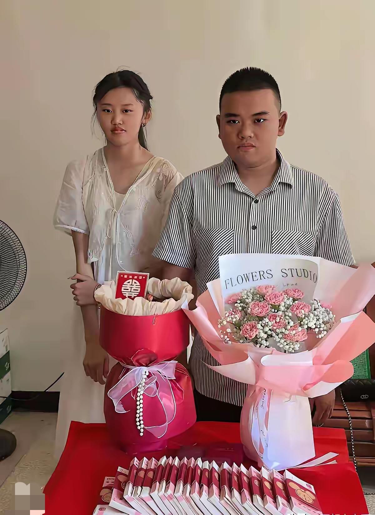 网传江西一对男女的订婚仪式，看这张别扭的合影，就明白他们没有感情，生理上还是陌生
