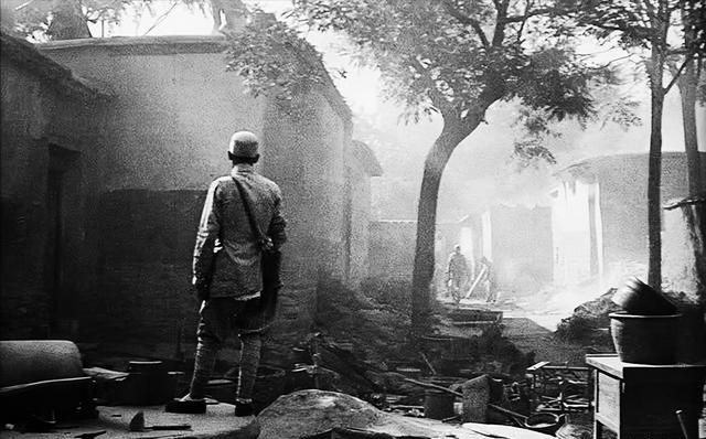 1937年，一群日本兵闯入红应村“大扫荡”。他们拖来5名老妇，将其剥个精光，然后