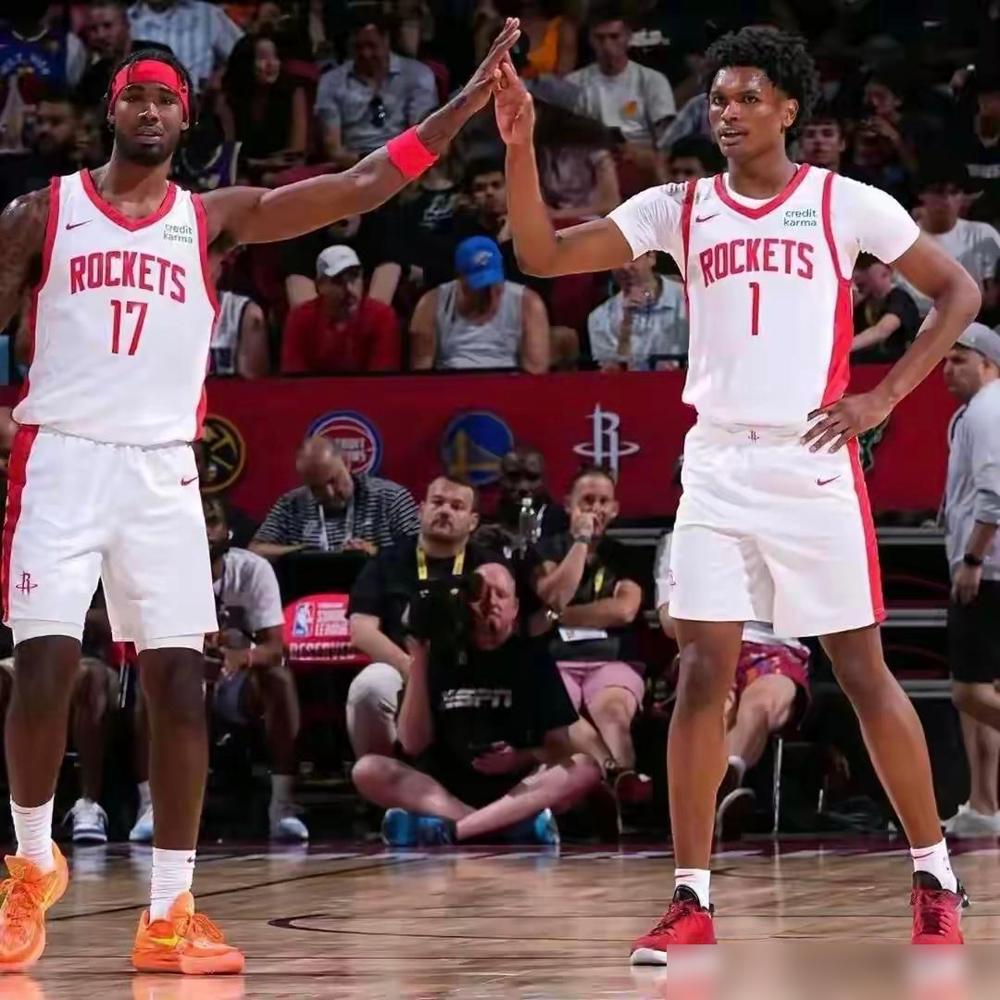 火箭更衣室气氛变了，处理不好恐影响火箭夺冠。第一，阿门和伊森。火箭过去两个赛季靠