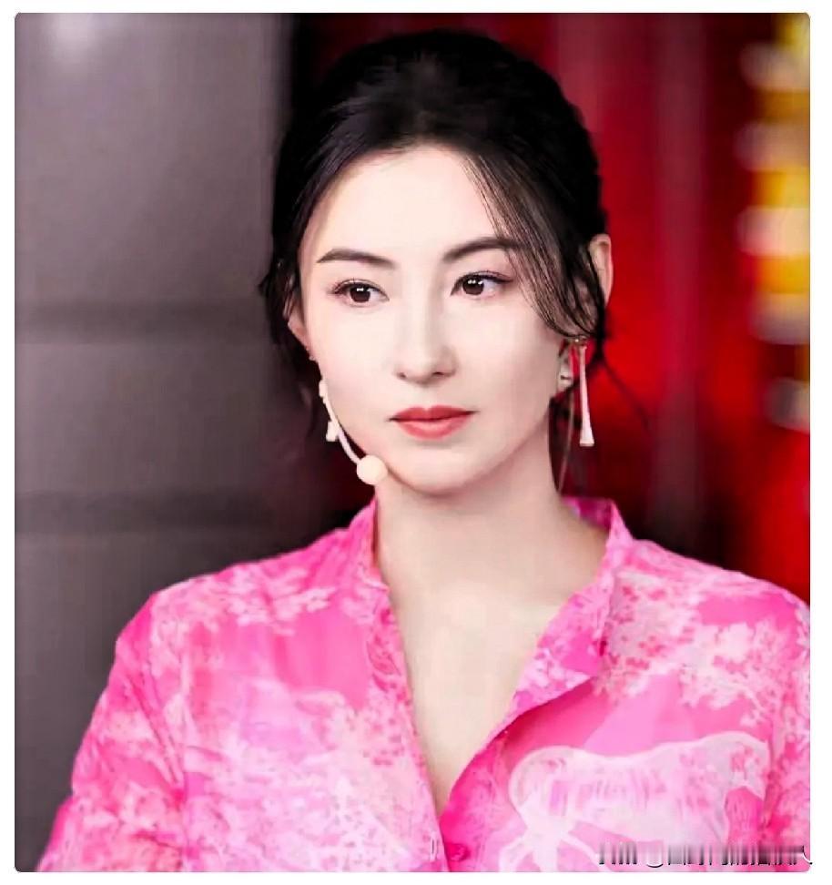 主持人问谢婷婷：“在你眼里，张柏芝是个怎样的人？”谢婷婷你是真敢说啊！当年