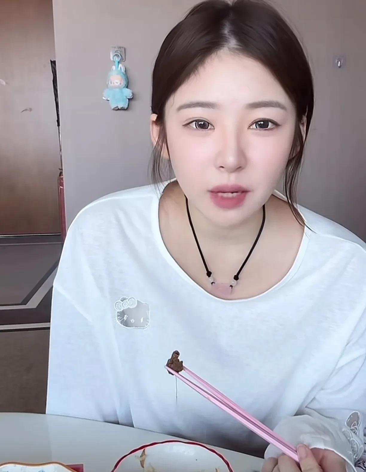 一些网友，一直骂黄一鸣，说她不该利用闪闪，套流量。大家要搞清楚一点，闪闪本身没有
