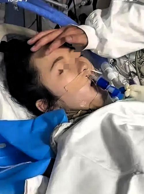 河南，女儿病危，她紧紧抓住父亲的手不放，然后断断续续地说：“爸爸，家里不是还有个