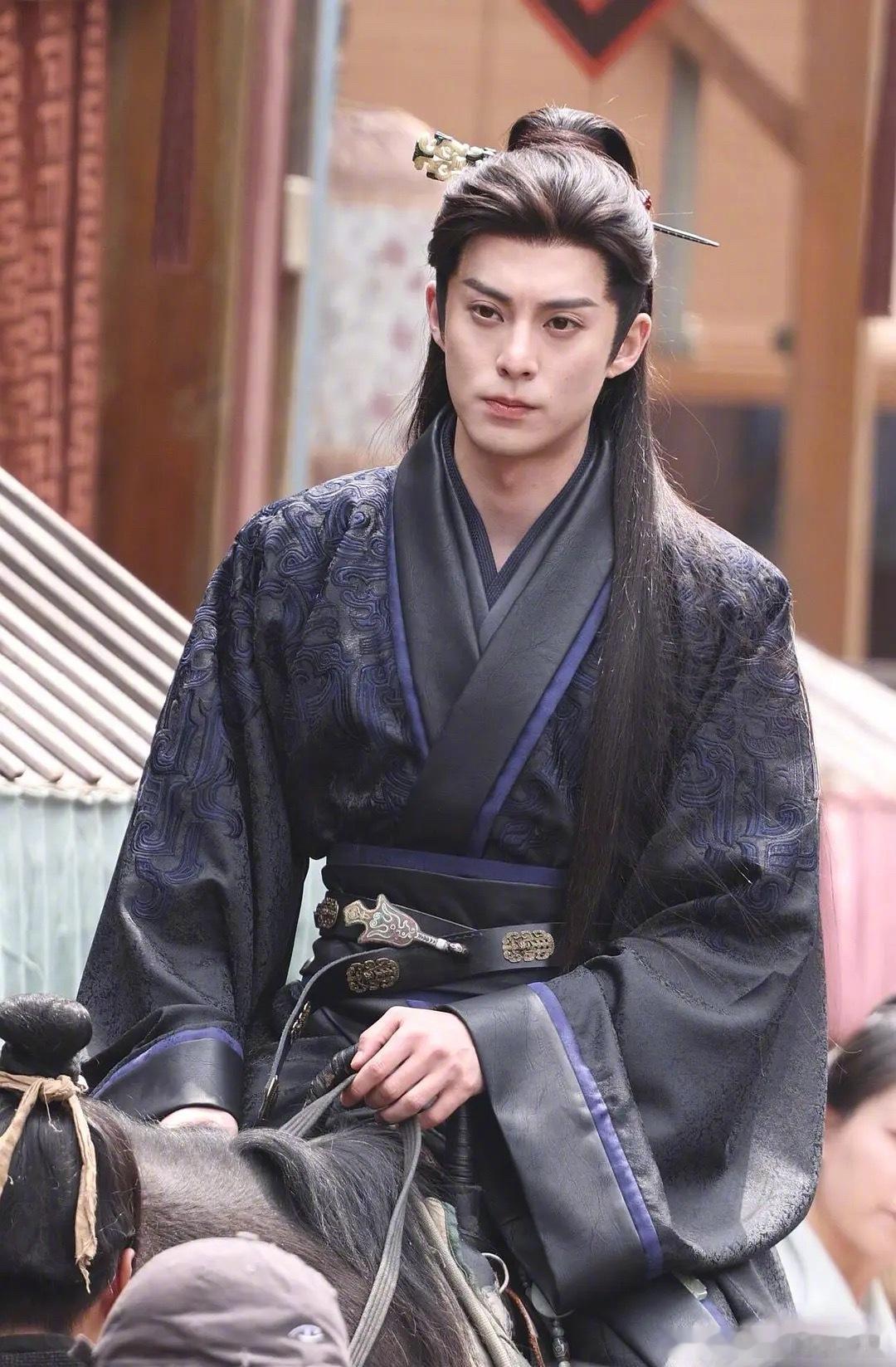 王鹤棣谢景行今日路透，评论区都在说老，看着颜值状态如何？