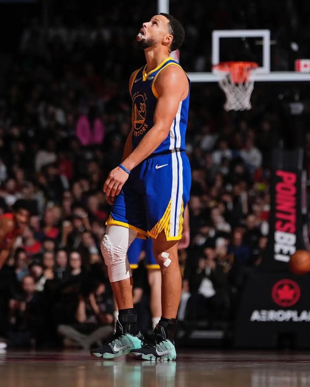 勇士队记Slater：库里的“跑步膝”仍肿胀疼痛，复出时间点要再评估。“负面的一