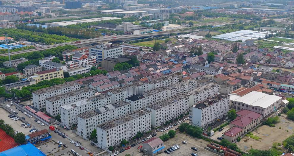 上海房东的崩溃实录：我降价100万，中介却说再等等还能跌哥们，上个月我终于把