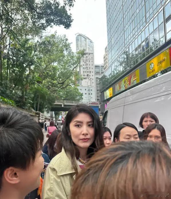 眼睛没有光了，王菲五十多岁眼里有光​​​​