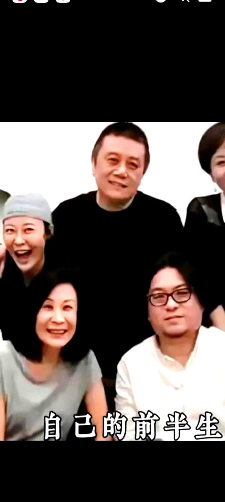 徐静蕾曾被记者问到如何看待王朔，徐静蕾说：故宫门口的铜狮子，虽然风吹雨打锈迹斑斑