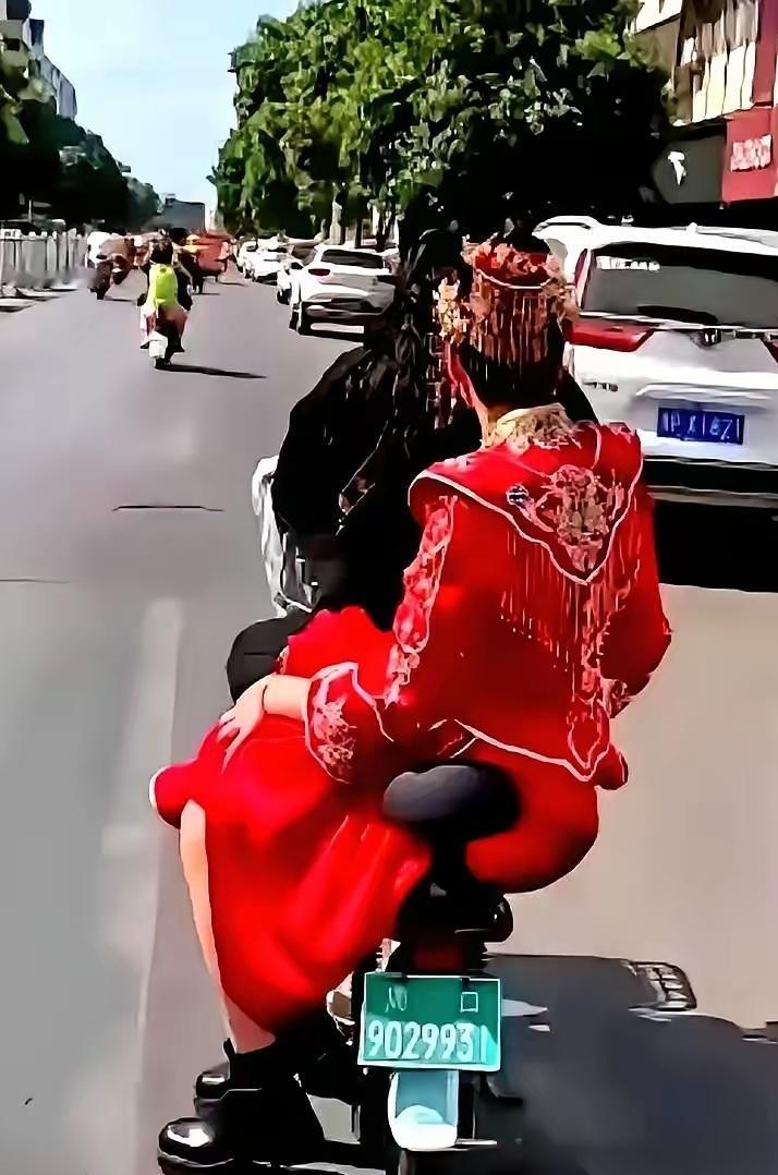 杭州那个婚礼，婆婆当着所有亲戚的面，说她配不上自己儿子。然后，全场最炸裂的一幕