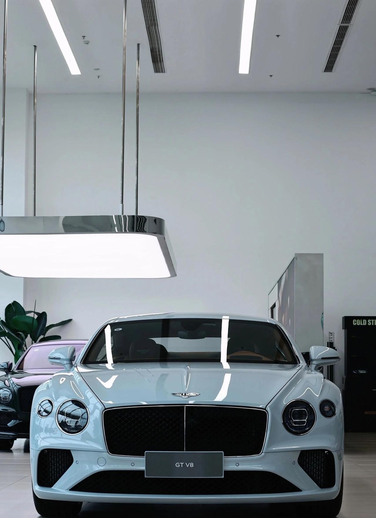 天空蓝也太绝了吧！这种冰晶冰川感的天空蓝，自带小清新的清冷平静～车身优雅