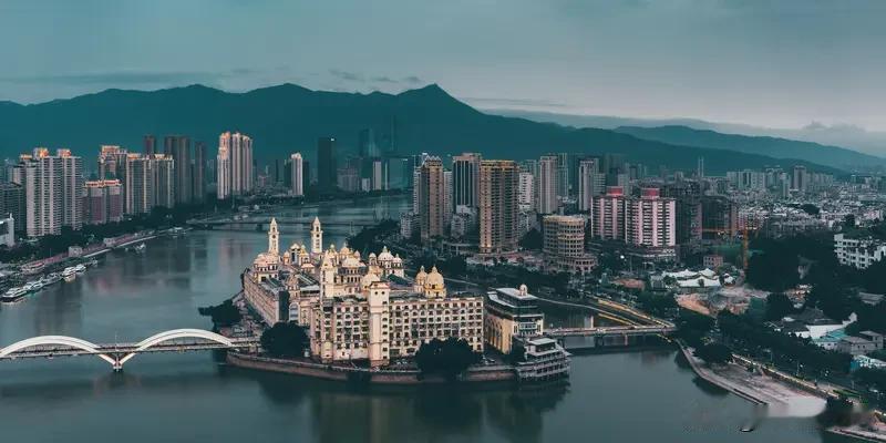 福州和泉州哪个更宜居，还真不好说。福州作为福建的省会，教育资源丰富，有福州大学